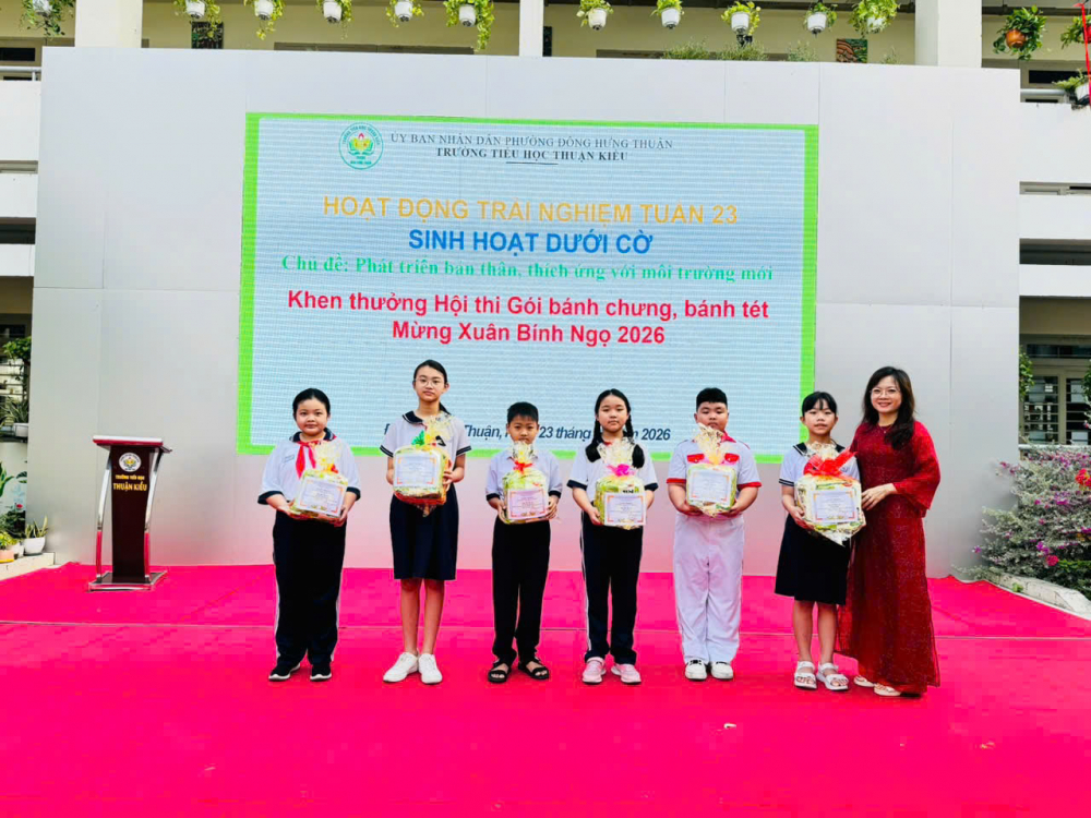 Thầy cô lì xì, trao phần thưởng cho học sinh mừng năm mới