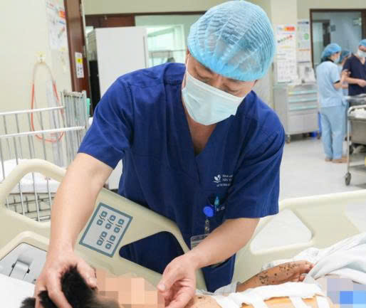 Các bác sĩ chăm sóc bệnh nhi gặp tai nạn do kíp nổ tự chế - ảnh: Bệnh viện cung cấp