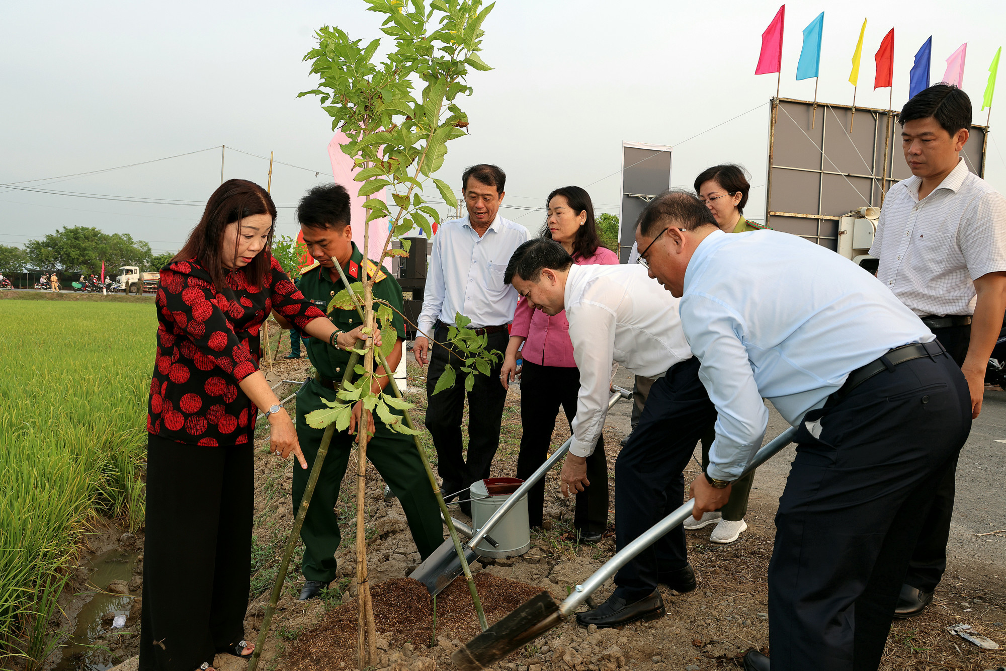 Lãnh đạo TP Cần Thơ trồng cây tại buổi lễ  phát động “Tết trồng cây” năm 2026