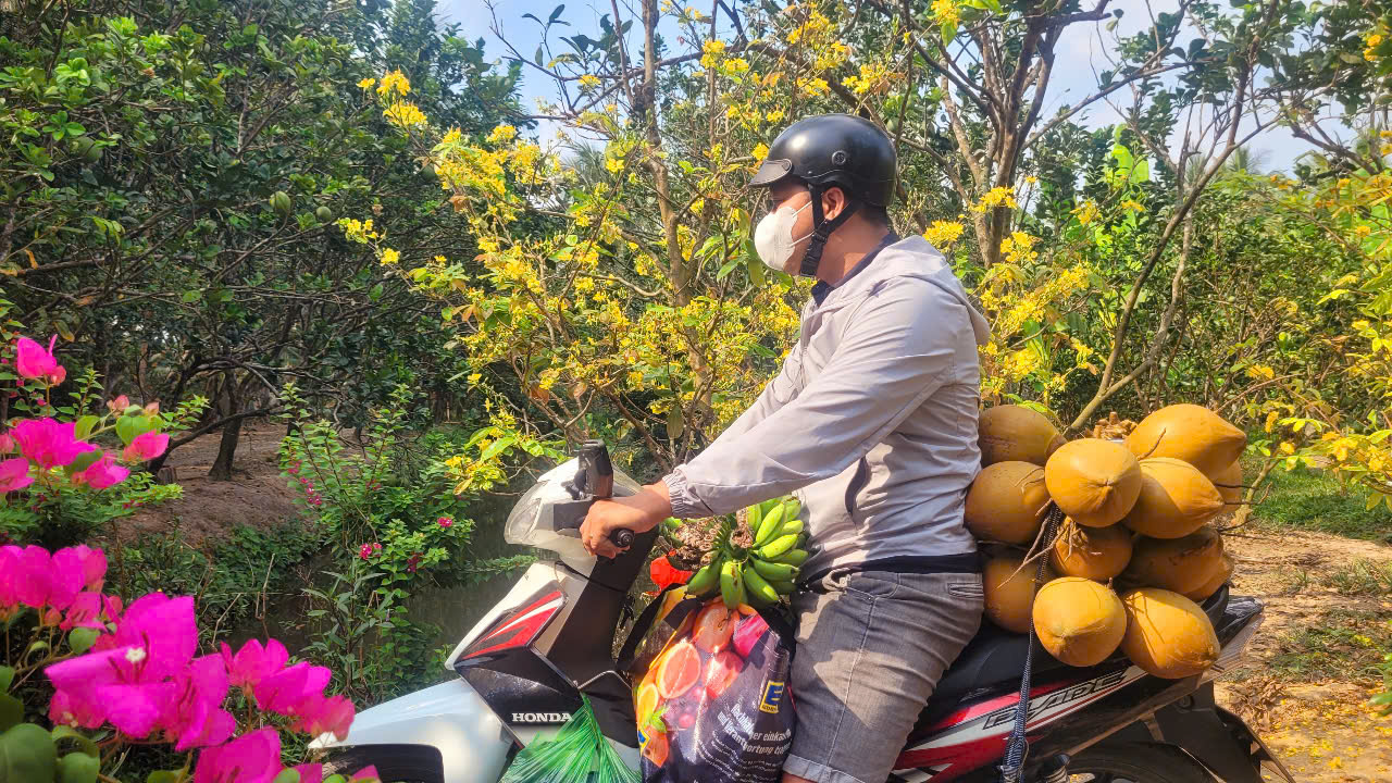 Chiếc xe máy chở đầy vị xuân của chốn quê nhà. 