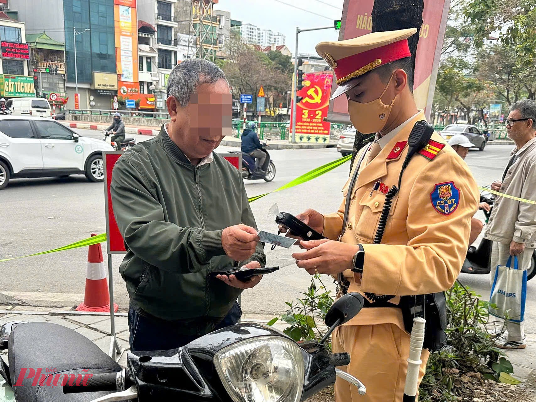 Tại phố Thanh Nhàn, tổ công tác thuộc Đội CSGT đường bộ số 4 cũng bố trí lực lượng kiểm soát nồng độ cồn. Ca công tác đã phát hiện 6 trường hợp điều khiển xe mô tô vi phạm nồng độ cồn, trong đó có 2 trường hợp vi phạm vượt quá 0,4 mg/L khí thở.