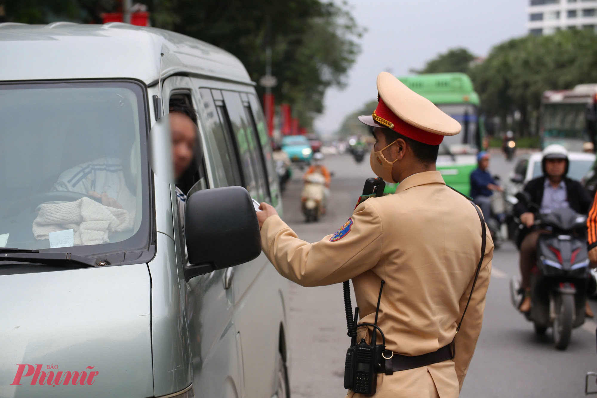 Theo thống kê, trong khung giờ trưa ngày 23/2, lực lượng CSGT toàn thành phố đã kiểm soát 3.879 phương tiện, phát hiện và xử lý 90 trường hợp vi phạm nồng độ cồn, phạt tiền ước tính 448,15 triệu đồng.