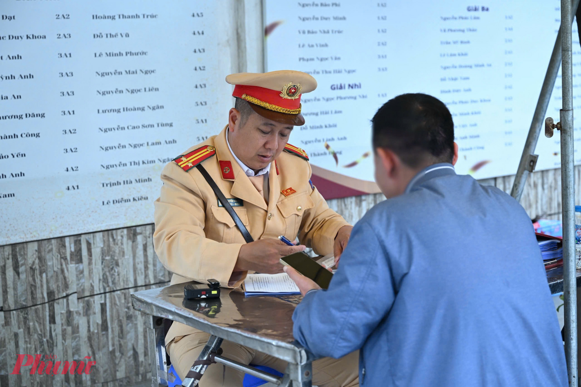 Tiếp đó, tổ công tác phát hiện anh Đ.V.L (sinh năm 1987, trú tại Hà Nội) điều khiển xe mô tô BKS 99E1-010xx vi phạm nồng độ cồn ở mức 0,169 mg/L khí thở (mức 1).  Làm việc với lực lượng chức năng, đa phần người vi phạm thừa nhận trong ngày đầu Xuân gặp gỡ bạn bè, sử dụng rượu bia sau đó vẫn điều khiển phương tiện tham gia giao thông.