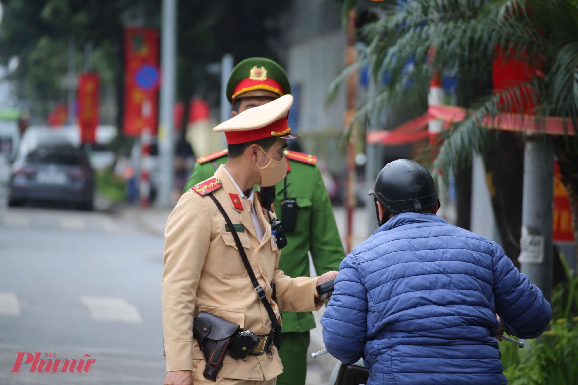 Ghi nhận trưa 23/2/2026 tại nút giao Liễu Giai - Phan Kế Bính, tổ công tác Đội CSGT đường bộ số 2 phối hợp với Công an phường Ngọc Hà tổ chức kiểm soát nồng độ cồn đối với người điều khiển phương tiện tham gia giao thông.