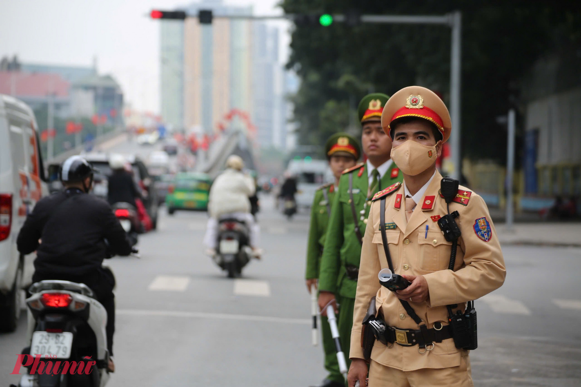 Với quyết tâm ngăn chặn từ sớm các nguy cơ dẫn đến tai nạn giao thông, đặc biệt là các vụ việc liên quan đến nồng độ cồn, lực lượng Cảnh sát giao thông (CSGT) Hà Nội tiếp tục duy trì kiểm soát chặt chẽ ngay từ đầu năm, với phương châm: không có vùng cấm, không có ngoại lệ.