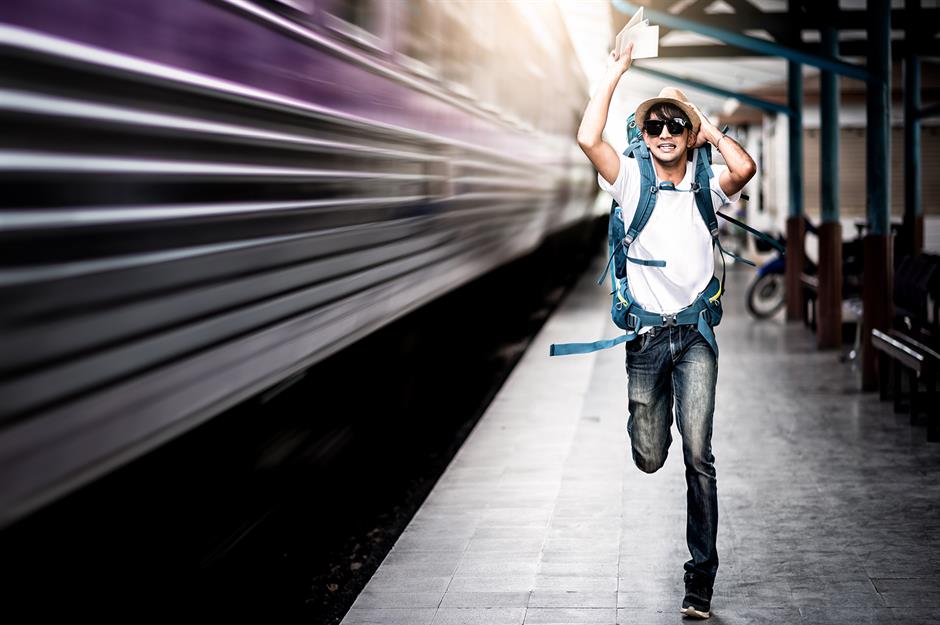 Săn phòng phút chót chỉ hiệu quả vào mùa thấp điểm, nhưng lại là sai lầm tại các điểm du lịch nổi tiếng. Theo Hellotickets, vé mua trong ngày thường đắt hơn 10-20%, thậm chí cháy vé vào mùa cao điểm. Thay vì mạo hiểm, bạn nên đặt sớm hoặc chọn vé linh hoạt cho phép đổi lịch trước 24 giờ. Cách này vừa giúp đảm bảo giá tốt, vừa tránh được sự thất vọng khi không còn chỗ.