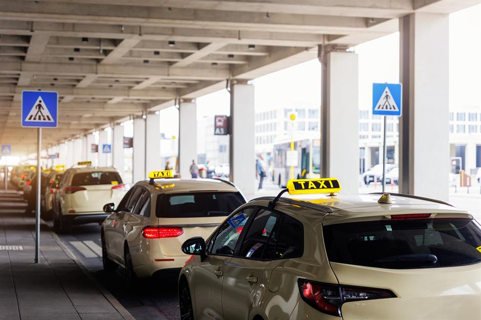 Mua vé rẻ bất kể điểm đến xa xôi có thể là bẫy chi phí. Các sân bay phụ thường đi kèm phí đưa đón đắt đỏ, thời gian di chuyển dài và gây căng thẳng. Theo HelloTickets, gần 50% chuyến bay đến sân bay chính có tổng chi phí thực tế tương đương hoặc rẻ hơn nhờ giao thông thuận tiện. Trước khi đặt vé siêu rẻ, hãy tính toán kỹ tổng phí di chuyển để tránh việc tiết kiệm tiền vé nhưng lại tốn kém tiền xe.