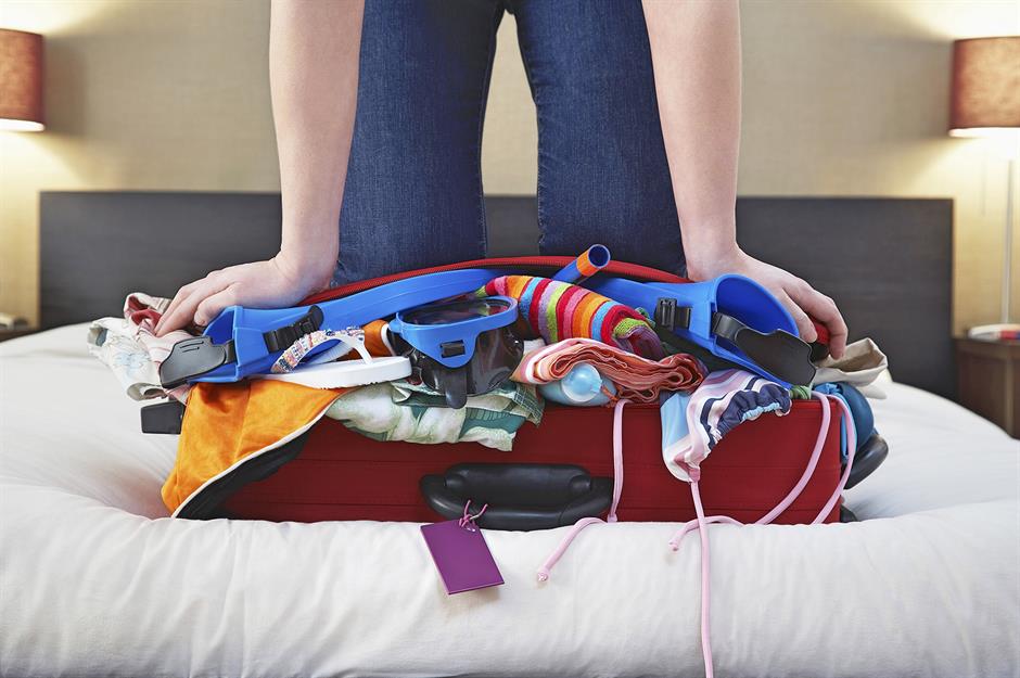 Việc nhồi nhét đồ vào hành lý xách tay để né phí ký gửi dễ khiến bạn gậy ông đập lưng ông. Hiện nay, nhiều hãng hàng không như easyJet hay Ryanair đang siết chặt kiểm tra, thậm chí thưởng tiền cho nhân viên khi phát hiện hành lý quá khổ. Chỉ cần một chút sơ suất, bạn có thể bị phạt từ 48 đến 75 bảng Anh (khoảng 1,5 - 2,5 triệu đồng) tại cửa khởi hành – đắt gấp nhiều lần so với phí mua hành lý ngay từ đầu.