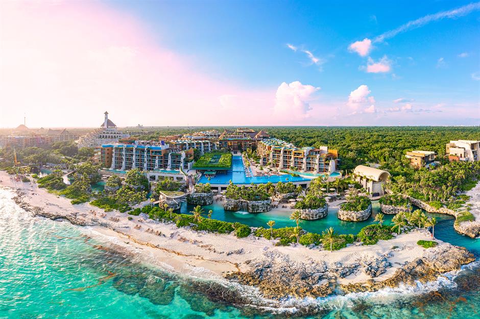 Du lịch trọn gói tưởng như vô lo nhưng dễ khiến bạn lãng phí tiền nếu không ở lỳ trong khu nghỉ dưỡng. Chỉ cần một bữa ăn ngoài hay một chuyến tham quan tự túc, bạn đã vô tình phải trả tiền hai lần. Chưa kể, những bữa buffet trả trước sẽ trở nên dư thừa nếu bạn không có nhu cầu ăn uống liên tục. Đừng để cái mác bao trọn làm bạn mất đi sự linh hoạt và tiêu tốn ngân sách vô ích.