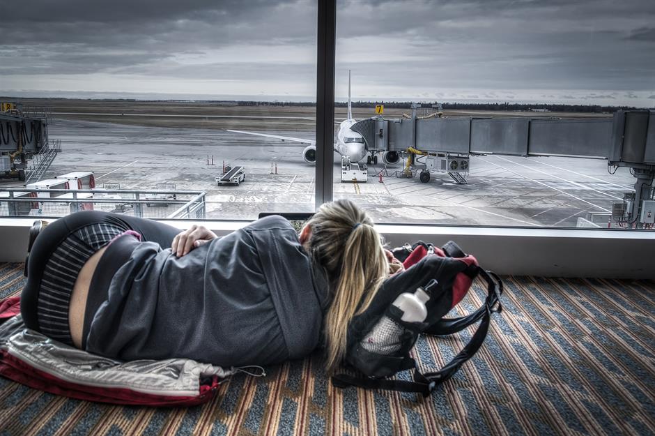 Đặt vé nối chuyến nhiều chặng để giảm giá tưởng là mẹo hay nhưng dễ lỗ nặng. Khi cộng thêm chi phí ăn uống đắt đỏ tại sân bay, tiền khách sạn nếu phải ở lại đêm, và rủi ro trễ chuyến gây lỡ hành trình, tổng chi phí thường cao hơn bay thẳng. Trừ khi mức chênh lệch giá cực lớn, đừng đánh đổi thời gian và sự an tâm lấy những khoản tiết kiệm ảo kèm theo sự mệt mỏi không đáng có.