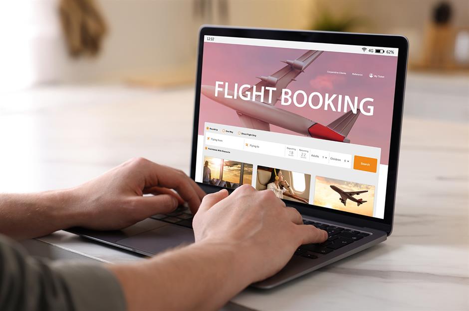 Đặt hai vé một chiều (vé giá rẻ) tưởng chừng linh hoạt nhưng thực tế thường đắt hơn vé khứ hồi trên các tuyến đường dài do chính sách định giá của hãng. Nguy hiểm hơn, nếu chuyến đi bị hủy, chặng về của bạn sẽ không được bảo vệ. Bạn sẽ phải tự bỏ tiền túi để đặt lại vé mới, khiến khoản tiết kiệm ban đầu trở thành gánh nặng tài chính nặng nề.