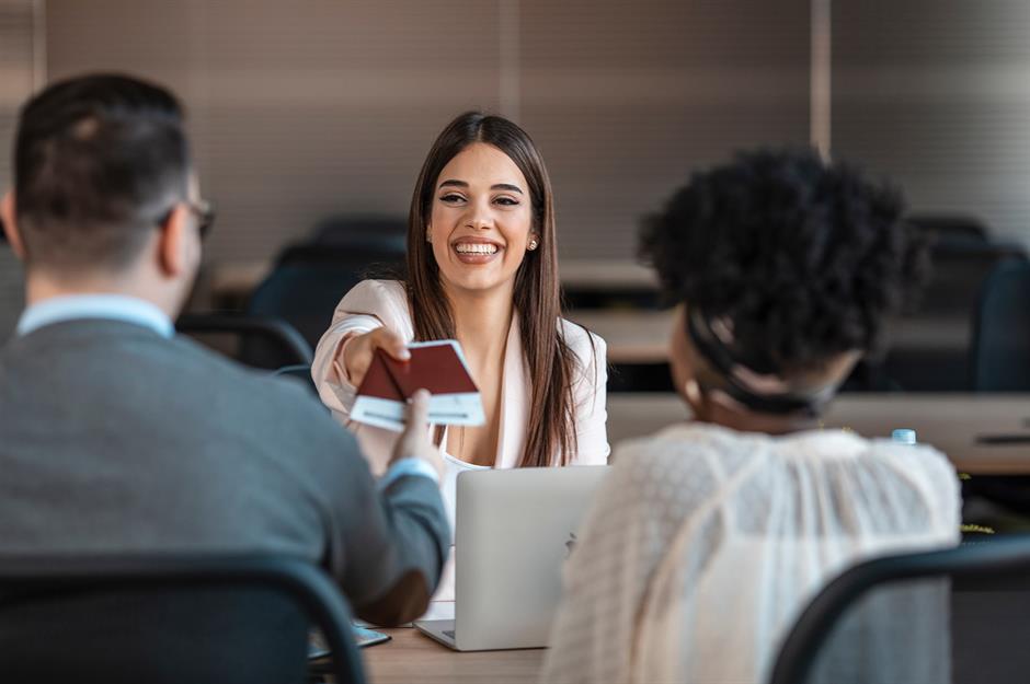 Nhiều người cho rằng tự đặt vé luôn rẻ hơn, nhưng thực tế các đại lý du lịch vẫn là cứu cánh tài chính thông minh. Theo báo cáo của ABTA, 38% du khách đang quay lại với chuyên gia để hưởng các ưu đãi độc quyền và hỗ trợ 24/7. Thay vì tốn hàng giờ so sánh giá trên mạng, việc yêu cầu báo giá từ đại lý có thể giúp bạn tiết kiệm đáng kể nhờ những thỏa thuận giá đã được đàm phán trước.