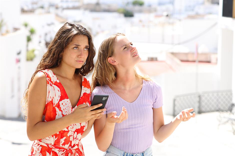 Dựa dẫm hoàn toàn vào Wi-Fi miễn phí để né phí chuyển vùng là sai lầm phổ biến. Tín hiệu kém, bản đồ tải chậm chỉ là rắc rối nhỏ; nguy hiểm hơn, du khách dễ vô tình kích hoạt dữ liệu di động, dẫn đến hóa đơn chuyển vùng tăng vọt. Thay vì mạo hiểm, hãy đầu tư eSIM hoặc gói dữ liệu trả trước. Với chi phí thấp, bạn sẽ luôn có kết nối ổn định, an toàn và tránh được những khoản phí trên trời rơi xuống.