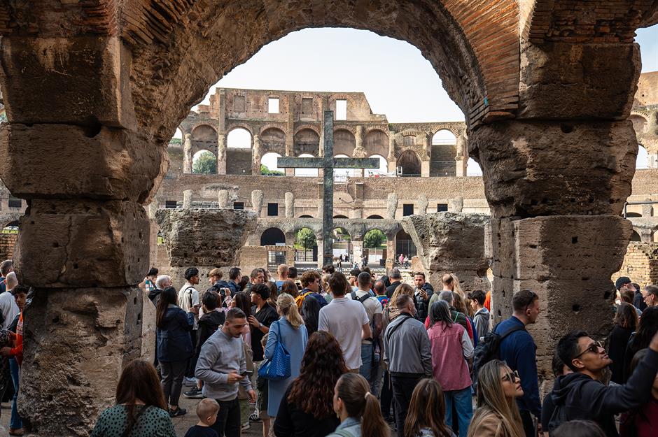 Hãy đến sớm để tận dụng tối đa ưu đãi. Việc đặt chỗ vào khung giờ đầu tiên tại bảo tàng hoặc điểm tham quan thường được xem là cách thông minh để tránh đám đông và có thêm thời gian – và do đó, tận dụng tối đa giá trị vé – của bạn. Nhưng trên thực tế, đó thường là một trong những thời điểm đông khách nhất (rất nhiều người có cùng ý tưởng – bao gồm cả các đoàn khách du lịch bằng xe buýt và các nhóm học sinh).  Thay vào đó, hãy kiểm tra xem điểm tham quan bạn muốn đến có cung cấp vé giảm giá buổi chiều hoặc hoàng hôn trước khi đến hay không. Ví dụ, tại Bảo tàng Orangerie ở Paris, vé được giảm giá nếu bạn đến sau 6 giờ chiều thứ Sáu. Giá vé rẻ hơn, yên tĩnh hơn và là khởi đầu hoàn hảo cho một buổi tối đi chơi. '