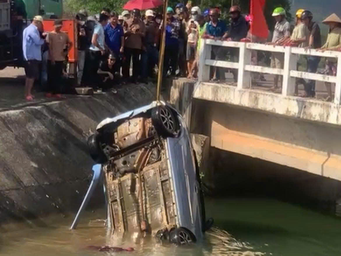 Hiện trường phát hiện chiếc xe ô tô và hai thi thể dưới mương nước - ảnh: Tuệ Lâm