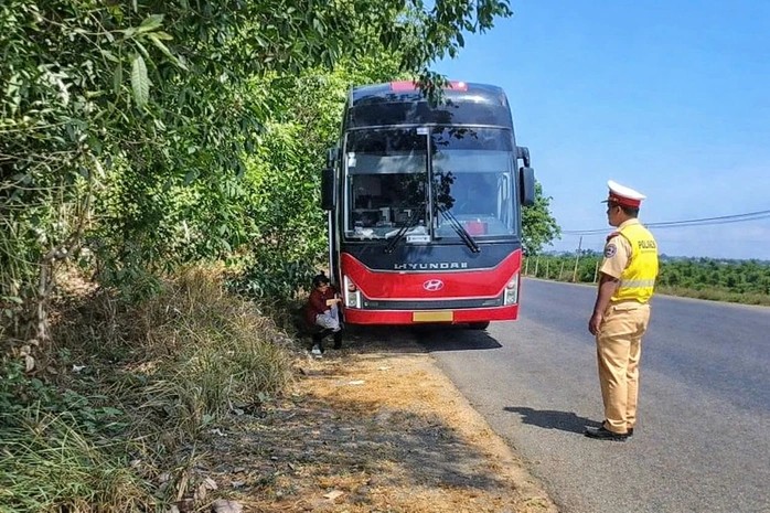 CSGT phát hiện chiếc xe khách nhồi nhét người quá quy định_Ảnh: CSGT Quảng Ngãi.