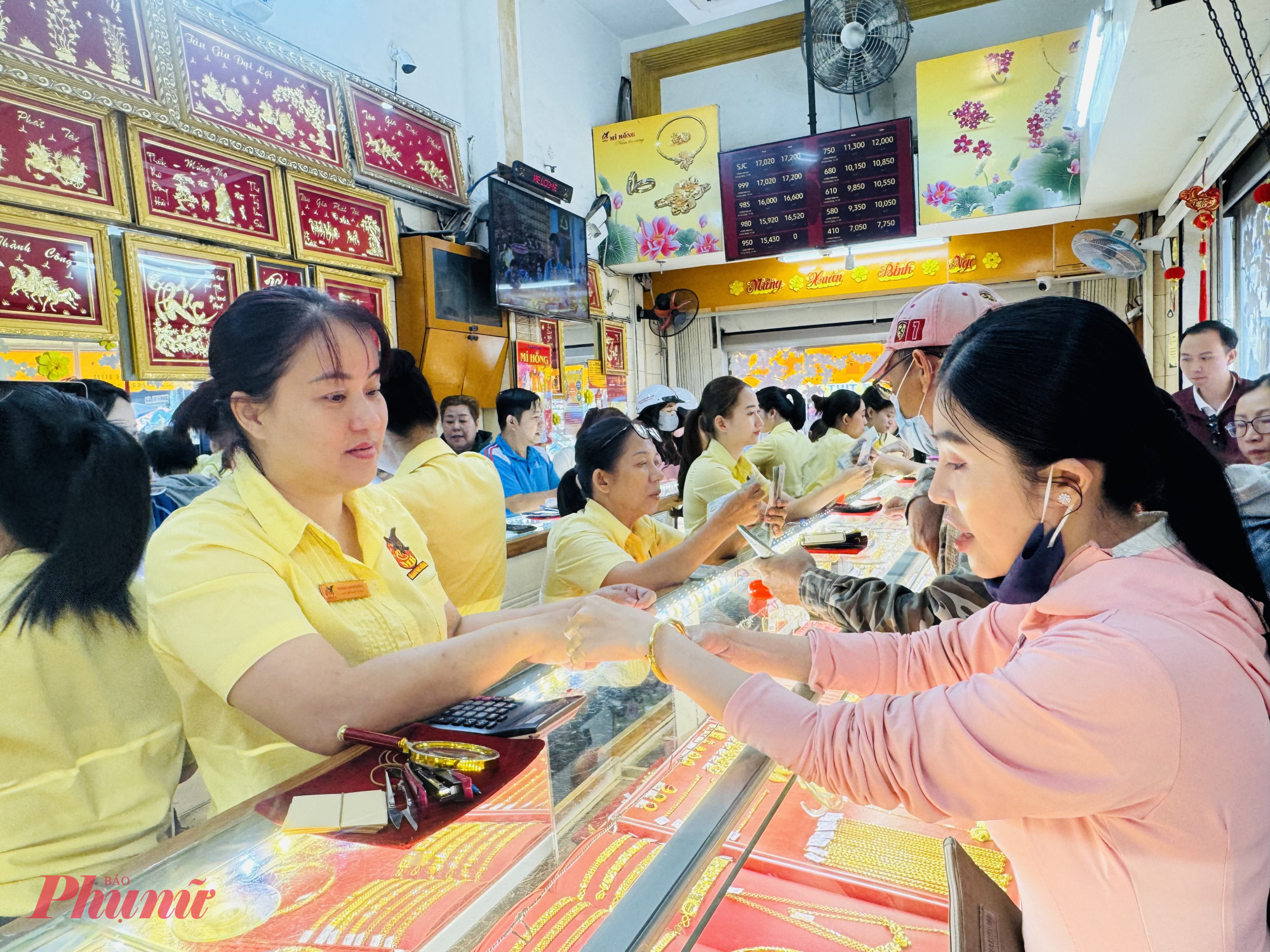 Người mua vàng tại cửa hàng vàng Mi Hồng, Bình Thạnh 