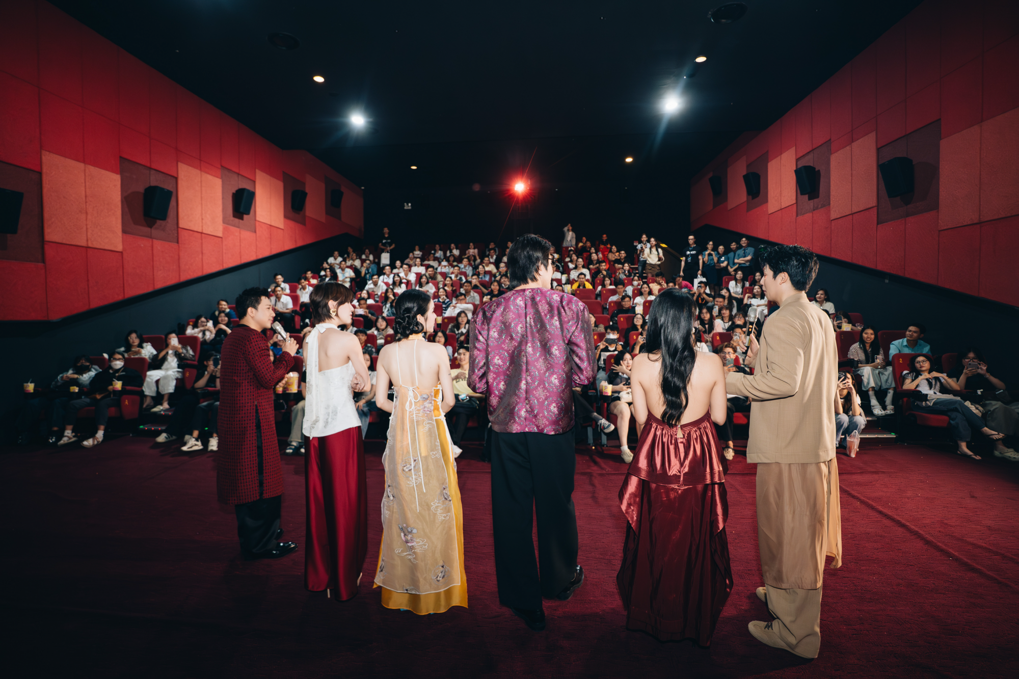 Không riêng Thỏ ơi!!, các ê-kíp phim Việt ra mắt dịp Tết đều dành nhiều thời gian giao lưu với khán giả tại rạp