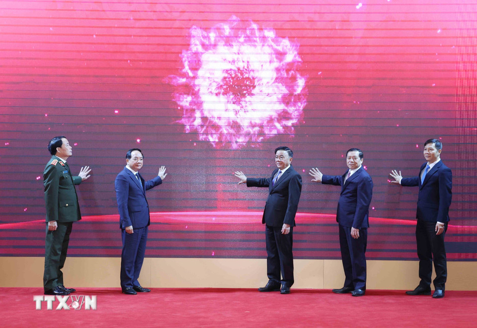 Thường trực Ban Bí thư Trần Cẩm Tú cùng các đại biểu khai trương ứng dụng của ngành Tuyên giáo và Dân vận trên điện thoại di động - Ảnh: TTXVN