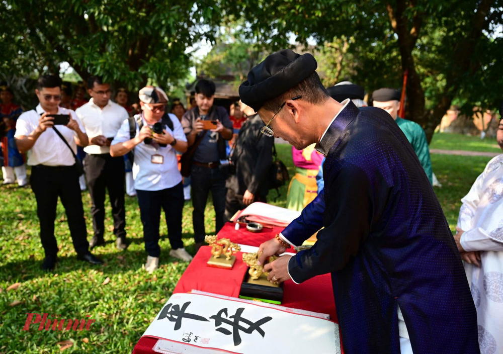 Chiếc ấn với mặt khắc bốn chữ Hán thể triện “Phú, Thọ, Khang, Ninh” được hạ từ cây nêu và đóng lên từng bức thư pháp gửi tặng du khách. Bốn chữ mang ý nghĩa chúc phúc về thịnh vượng, trường thọ, sức khỏe và bình an trong những ngày đầu xuân.