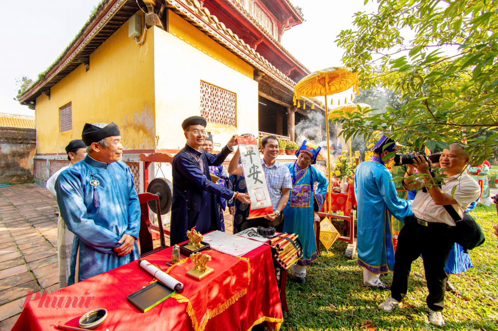 Những năm gần đây, lễ hội thu hút đông đảo du khách trong và ngoài nước khi đến với Huế – thành phố di sản bên dòng Hương Giang. Việc phục dựng lễ khai ấn không chỉ làm phong phú thêm sản phẩm du lịch văn hóa mà còn góp phần khẳng định thương hiệu Huế là trung tâm bảo tồn và phát huy giá trị di sản cung đình Việt Nam.