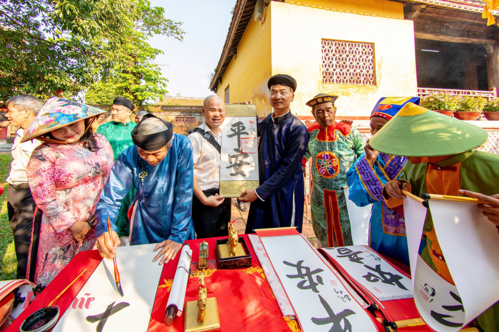 Ngày nay, lễ hội được tổ chức trang trọng trong không gian cổ kính của Đại Nội, với sự tham gia của các nghệ nhân, diễn viên tái hiện nghi thức cung đình xưa. 