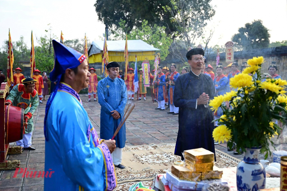 Buổi lễ được thực hiện trang trọng theo nghi thức cung đình triều Nguyễn, đánh dấu thời khắc khép lại Tết Nguyên đán và mở ra nhịp sinh hoạt thường nhật trong không gian di sản Huế