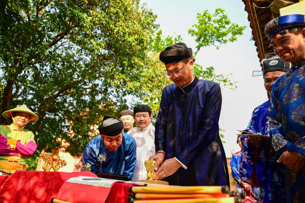 Lễ hội Khai Ấn Cung đình Huế là một nghi thức tái hiện nét đẹp văn hóa cung đình triều Nguyễn, gắn với không gian linh thiêng của Đại Nội Huế. Được phục dựng trong khuôn khổ các hoạt động văn hóa – du lịch của Trung tâm Bảo tồn Di tích Cố đô Huế, lễ khai ấn không chỉ mang ý nghĩa tâm linh mà còn góp phần quảng bá giá trị di sản của Quần thể di tích Cố đô Huế – Di sản Văn hóa Thế giới được UNESCO công nhận.