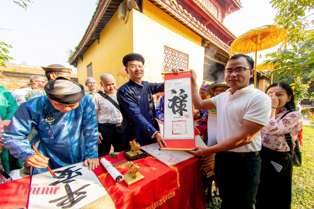 Những năm gần đây, lễ hội thu hút đông đảo du khách trong và ngoài nước khi đến với Huế – thành phố di sản bên dòng Hương Giang. Việc phục dựng lễ khai ấn không chỉ làm phong phú thêm sản phẩm du lịch văn hóa mà còn góp phần khẳng định thương hiệu Huế là trung tâm bảo tồn và phát huy giá trị di sản cung đình Việt Nam.