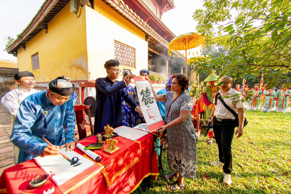 Du khác thích thú khi được tặng chữ đầu năm mới