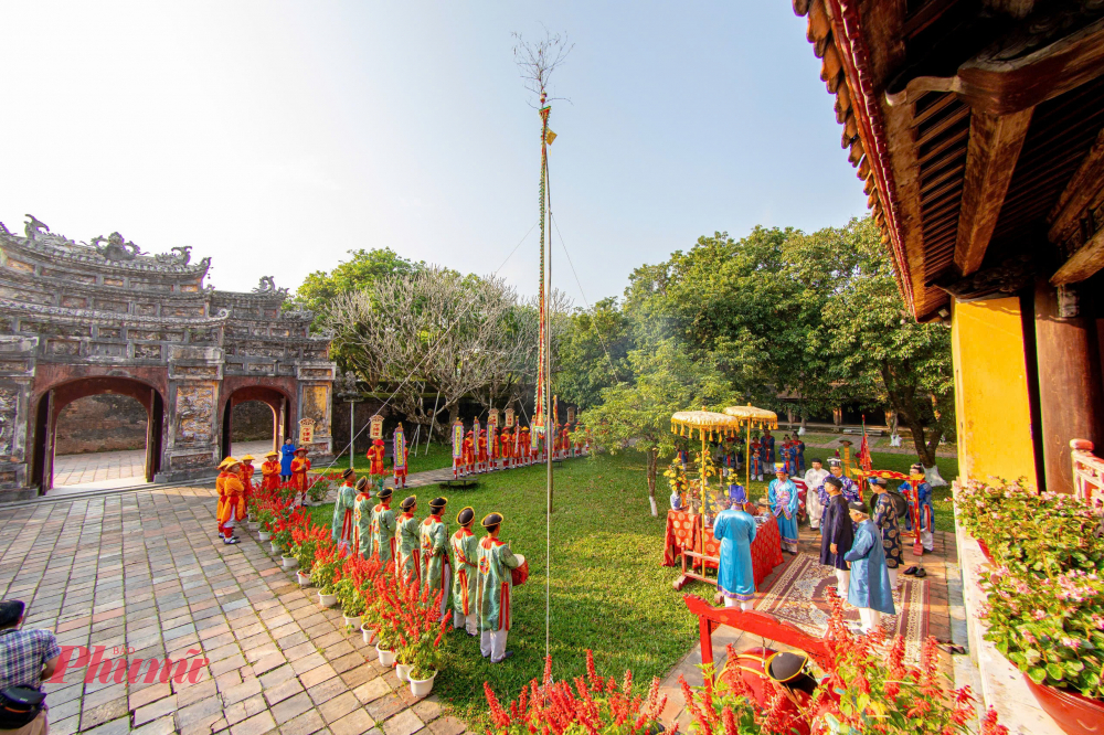 Sau nghi lễ Hạ Tiêu, hoạt động Khai ấn tân niên được tổ chức trong không khí rộn ràng và phấn khởi. Ban Tổ chức chuẩn bị sẵn giấy mực để các thư pháp gia viết những chữ Phúc, Lộc, Thọ, Khang, Tâm… 