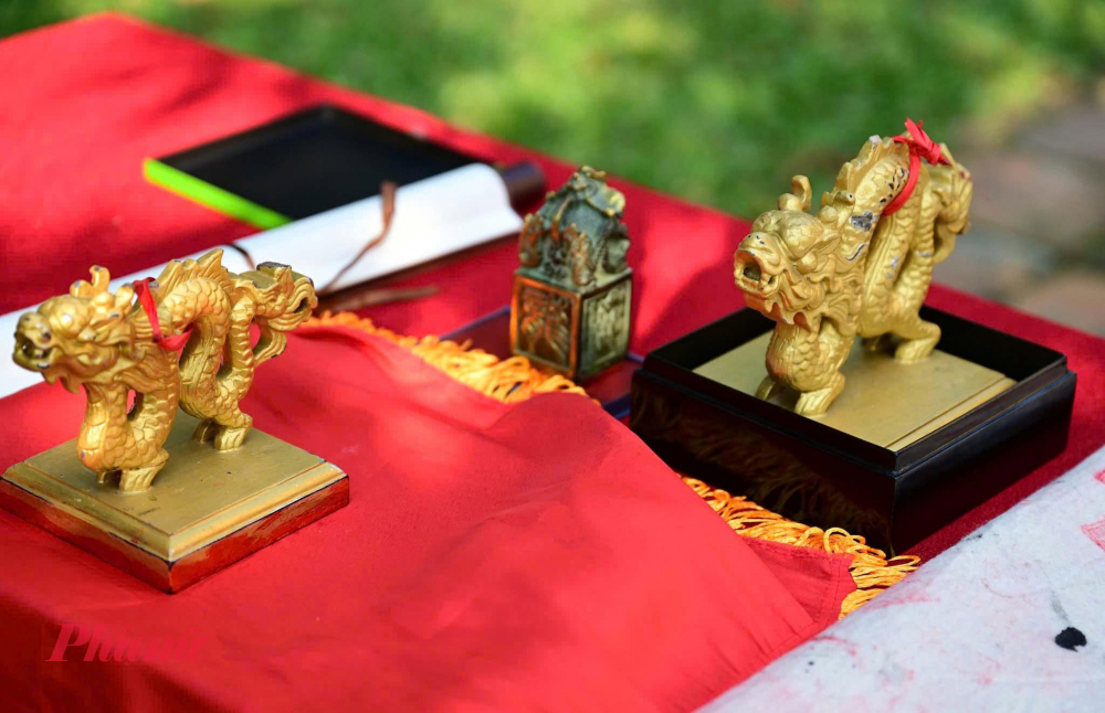 Dưới thời các vua như Gia Long hay Minh Mạng, việc đóng và mở ấn tín là nghi lễ hệ trọng, thể hiện quyền uy của hoàng đế và tính chính danh của vương triều. Ấn được xem là biểu tượng tối cao của quyền lực nhà nước; mỗi khi khai ấn là một lần khởi đầu cho guồng máy hành chính vận hành trở lại, cầu mong quốc thái dân an, mưa thuận gió hòa.