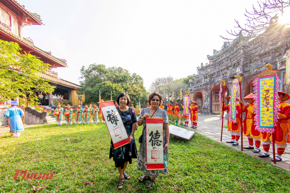 Những năm gần đây, lễ hội thu hút đông đảo du khách trong và ngoài nước khi đến với Huế – thành phố di sản bên dòng Hương Giang. Việc phục dựng lễ khai ấn không chỉ làm phong phú thêm sản phẩm du lịch văn hóa mà còn góp phần khẳng định thương hiệu Huế là trung tâm bảo tồn và phát huy giá trị di sản cung đình Việt Nam.