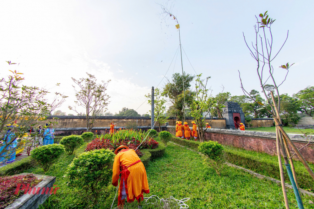 Theo sử liệu triều Nguyễn, nghi thức khai ấn diễn ra vào đầu năm mới âm lịch, đánh dấu thời điểm triều đình chính thức trở lại làm việc sau kỳ nghỉ Tết. 