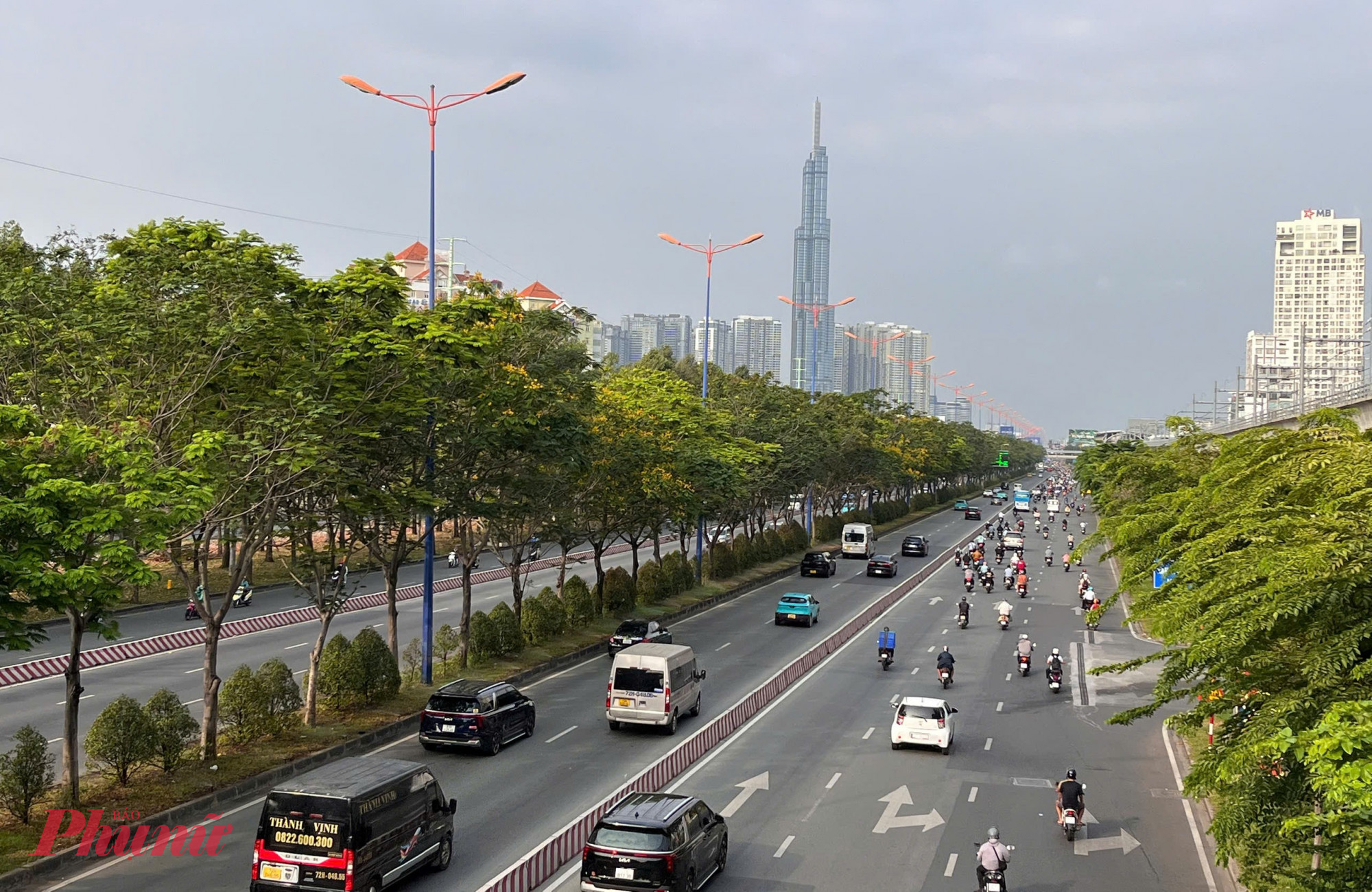 Đường Võ Nguyên Giáp đoạn gần cầu Sài Gòn thưa thớt phương tiện vào sáng 23/2
