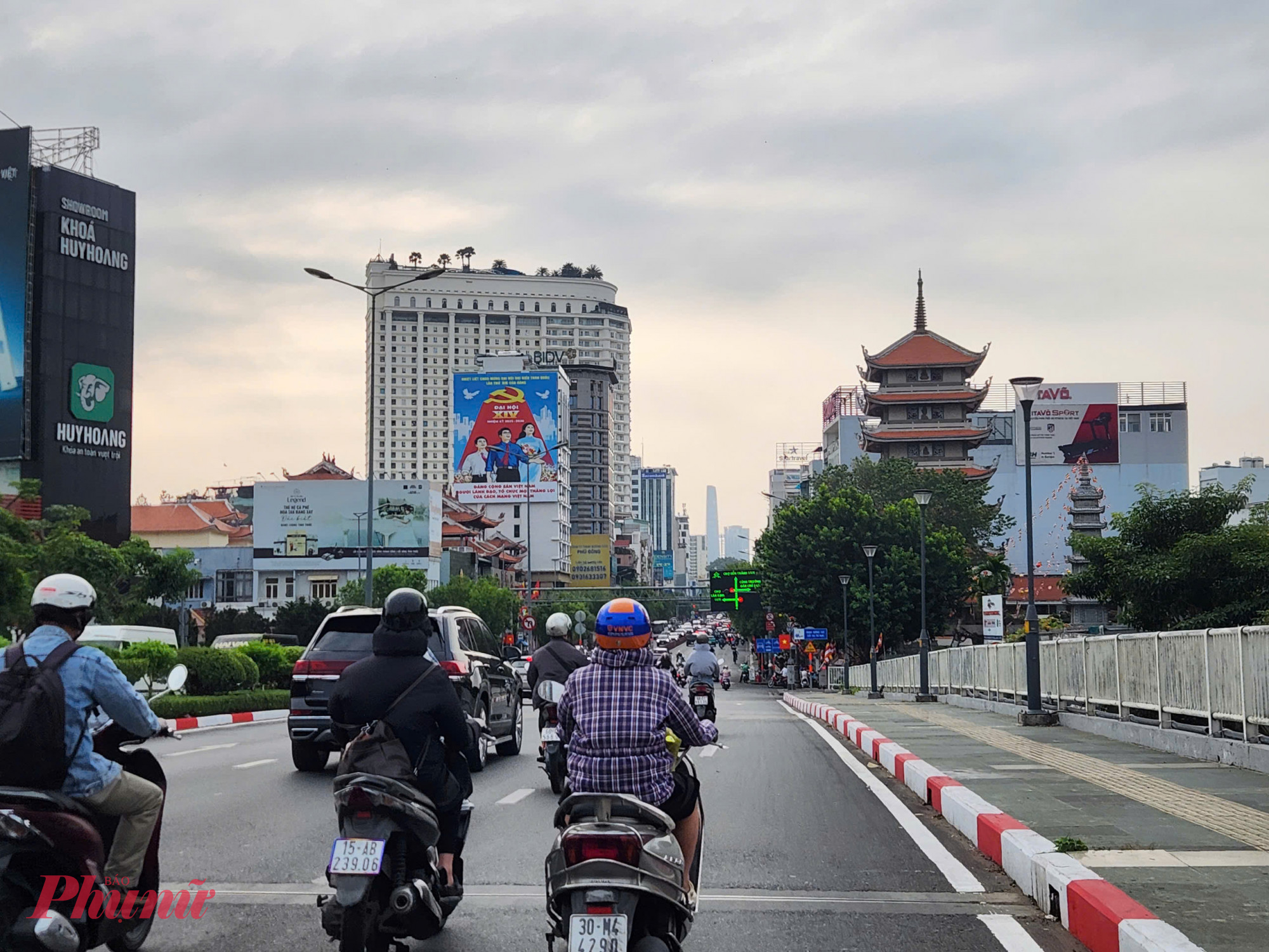 Đường Nguyễn Văn Trỗi hướng về trung tâm TPHCM cũng thông thoáng.