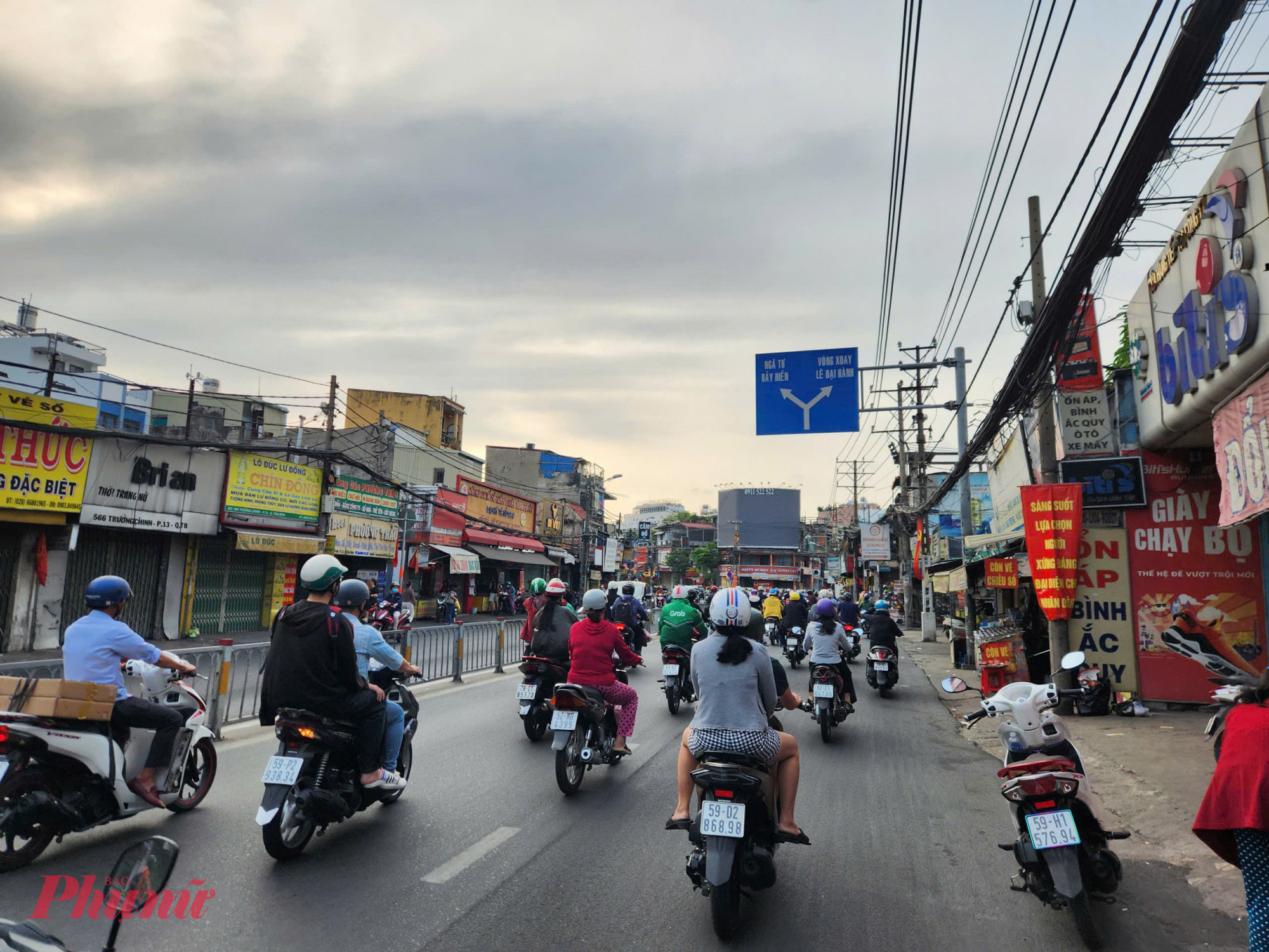 Đường Trường Chinh hướng đi trung tâm TPHCM thưa thớt phương tiện hơn so với trước tết