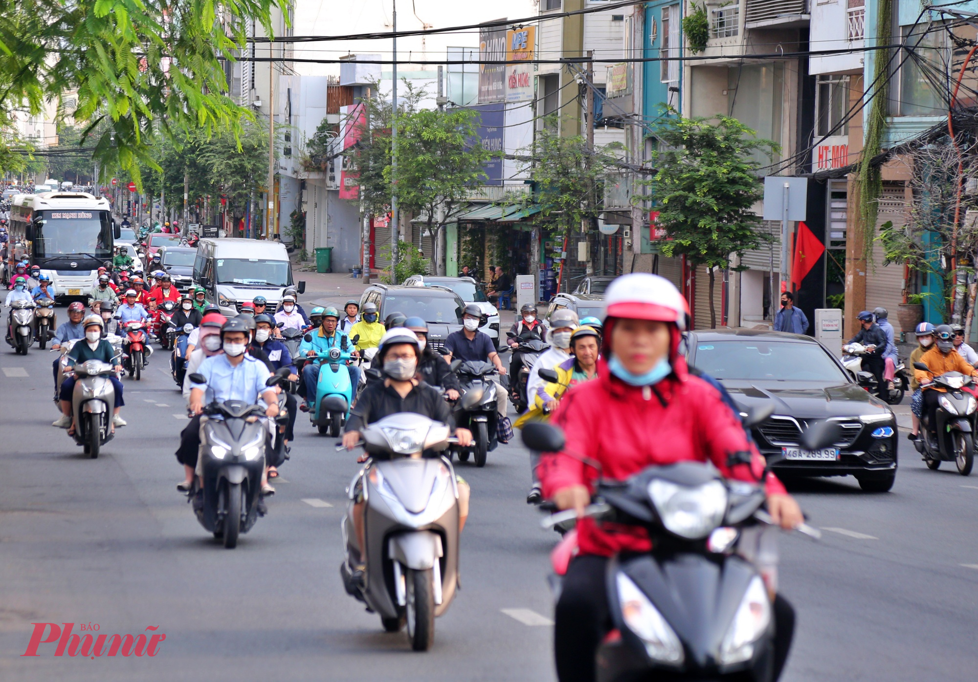 Dòng xe đông nhưng không ùn tắc kéo dài trên đường Đinh Bộ Lĩnh như trước tết