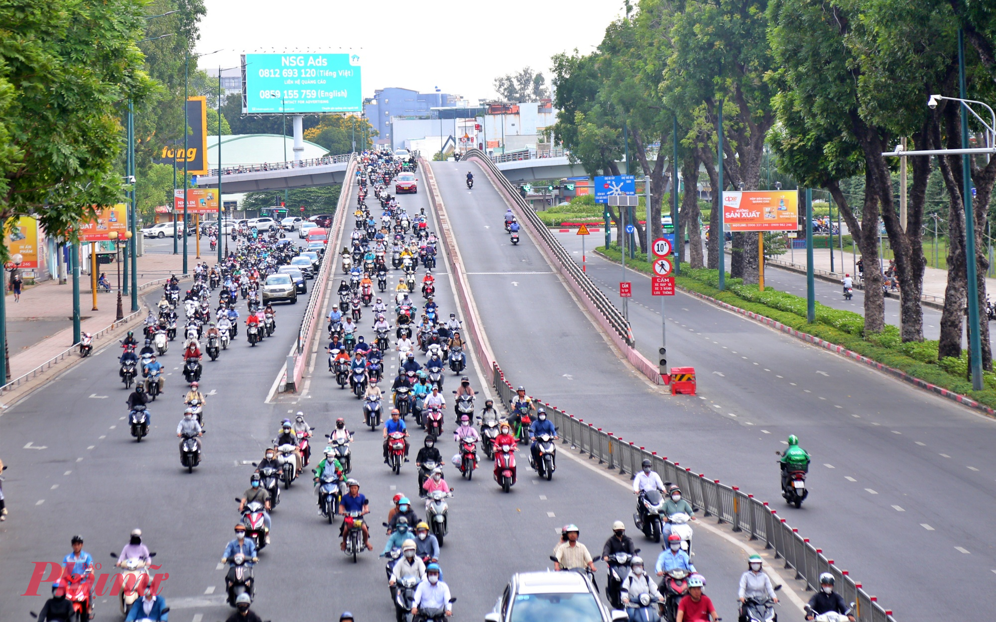 Đường Hoàng Minh Giám cũng đông xe nhưng không xảy ra ùn tắc