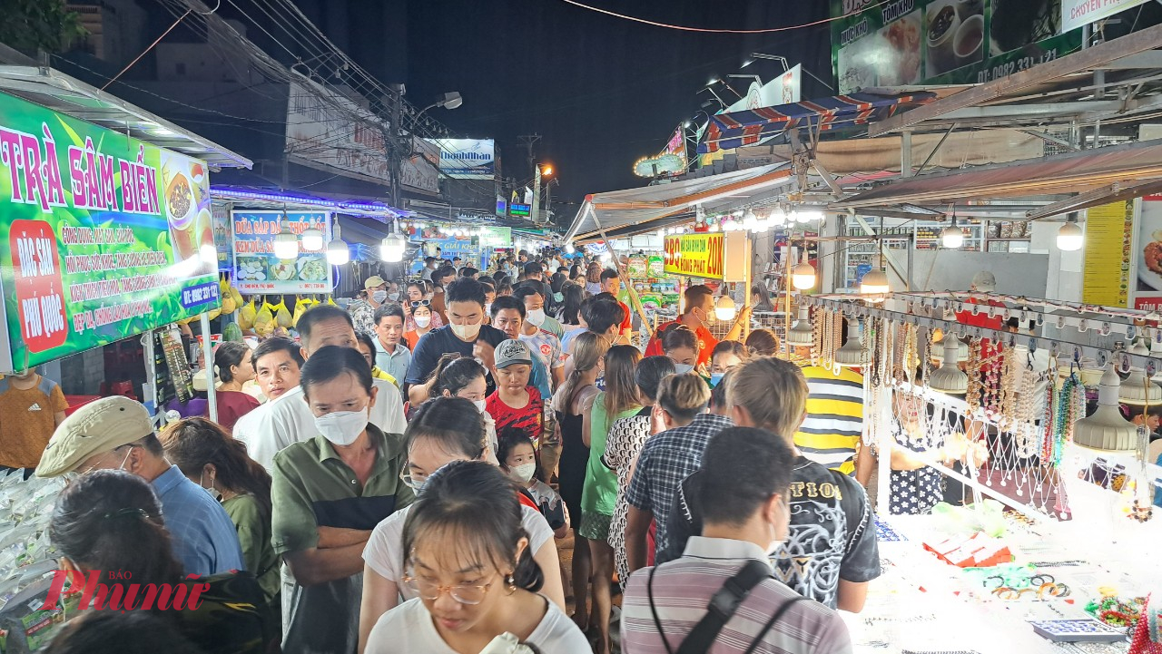 Rất đông du khách đến chợ đêm Phú Quốc - Ảnh Phú Hữu