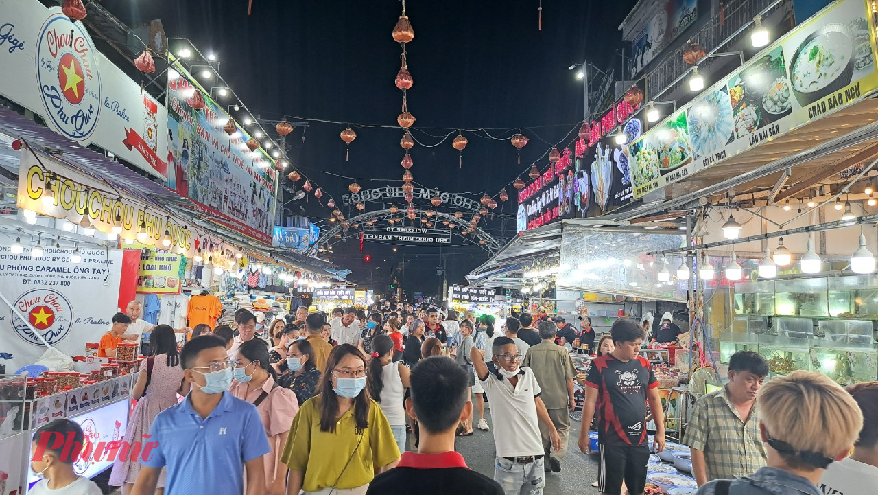 Chợ đêm Phú Quốc thu hút du khách đến tham quan, mua sắm trong dịp Tết Nguyên đán Bính Ngọ - Ảnh Phú Hữu