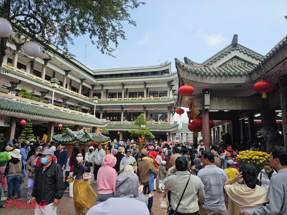 Du lịch tết không chỉ là chuyến đi Người dân, du khách tham quan Miếu Bà Chúa Xứ Núi Sam (Châu Đốc, An Giang) mùng Sáu tết - Ảnh: Phú Hữu