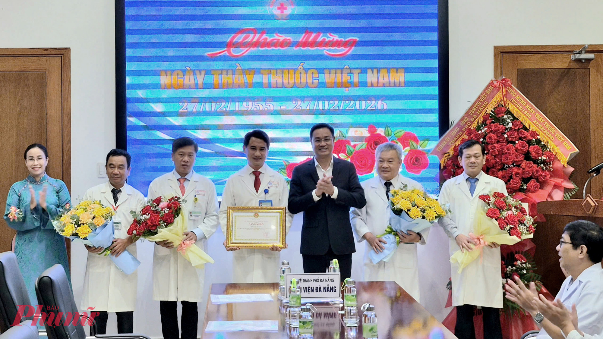 Bí thư Đà Nẵng chúc mừng lãnh đạo, bác sỹ, nhân viên Bệnh viện Đà Nẵng nhân ngày Thầy thuốc Việt Nam.