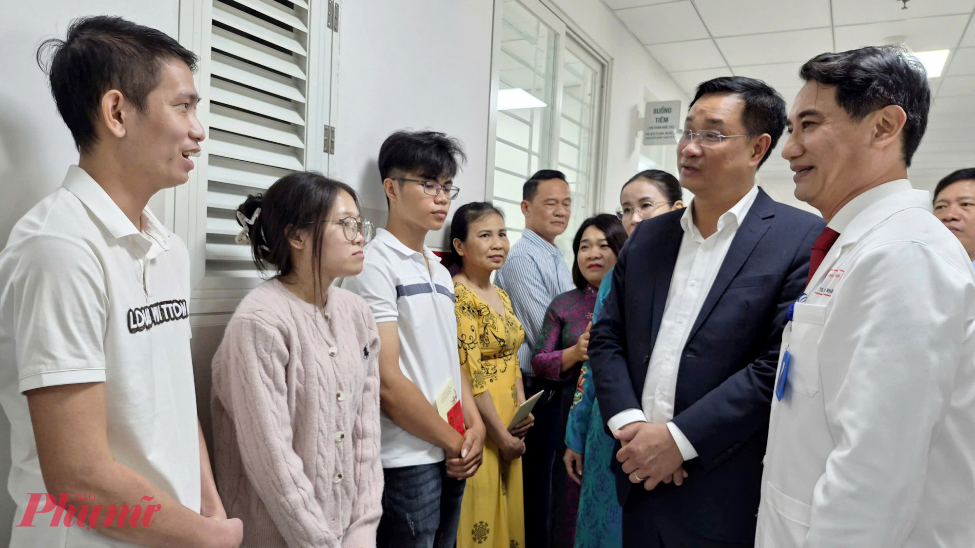 Bí thư Đà Nẵng Lê Ngọc Quang (áo vest) cùng Giám đốc Bệnh viện Đà Nẵng Lê Đức Nhân thăm hỏi, chúc mừng hai anh em Phan Anh Văn và Phan Thị Thuỷ Tiên, ca ghép gan đặc biệt vừa được thực hiện thành công tại Bệnh viện Đà Nẵng. Cô gái 21 tuổi đã hiến một phần lá gan để níu giữ sự sống cho anh trai mắc ung thư gan. 