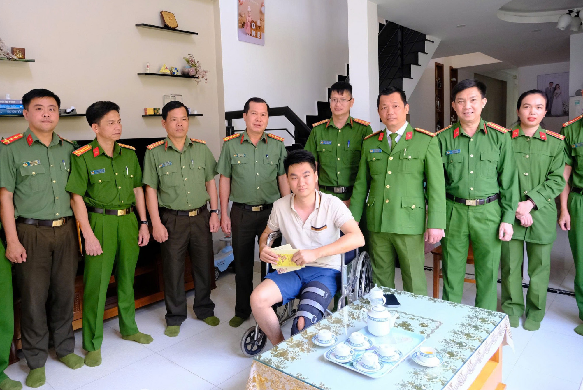 Đoàn công tác Công an tỉnh Lâm Đồng thăm hỏi, động viên Đại úy Trần Việt Hoàn - ảnh: CACC