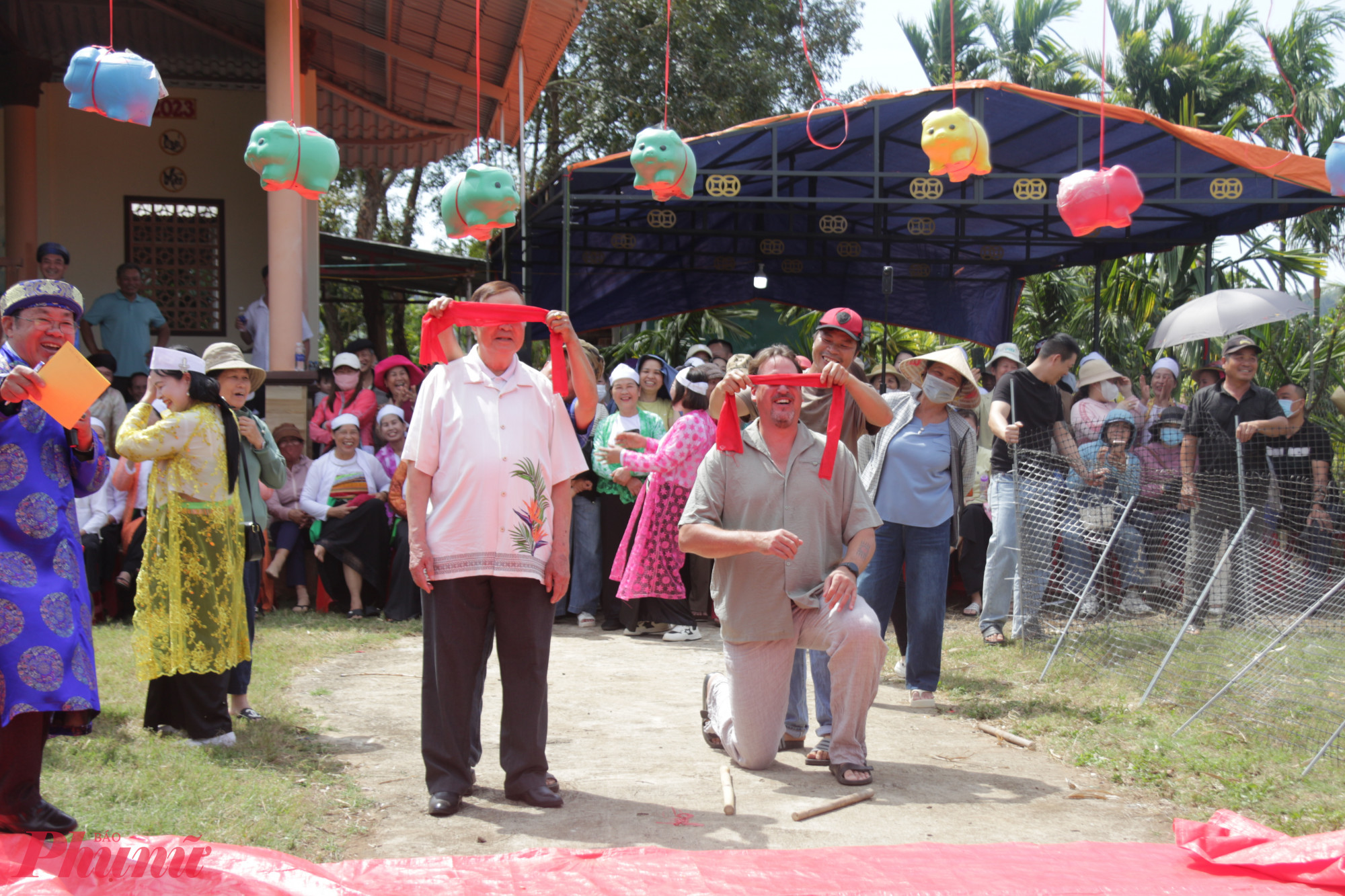 Vị khách nước ngoài bịt mắt để tham gia trò chơi đập heo đất