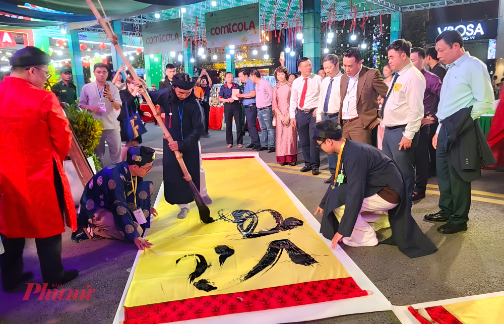 Phần trình diễn nghệ thuật thư pháp thu hút các đại biểu và du khách tại không gian đường Lê Lợi (phường Sài Gòn). Ảnh: Tấn Vỹ