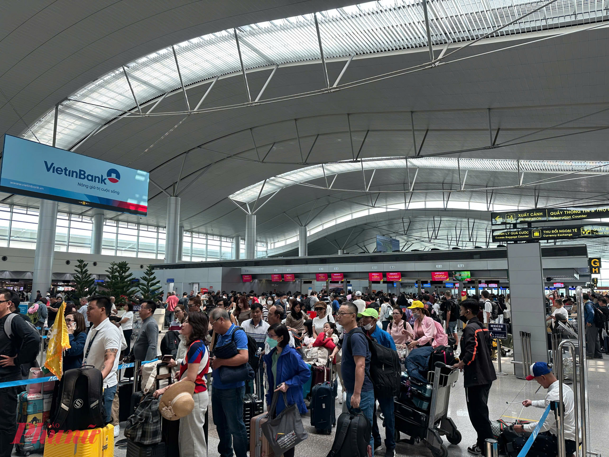 Khách đi qua ga quốc tế Cảng HKQT Tân Sơn Nhất dịp cao điểm Tết Nguyên đán 2026. Ảnh: Quốc Thái
