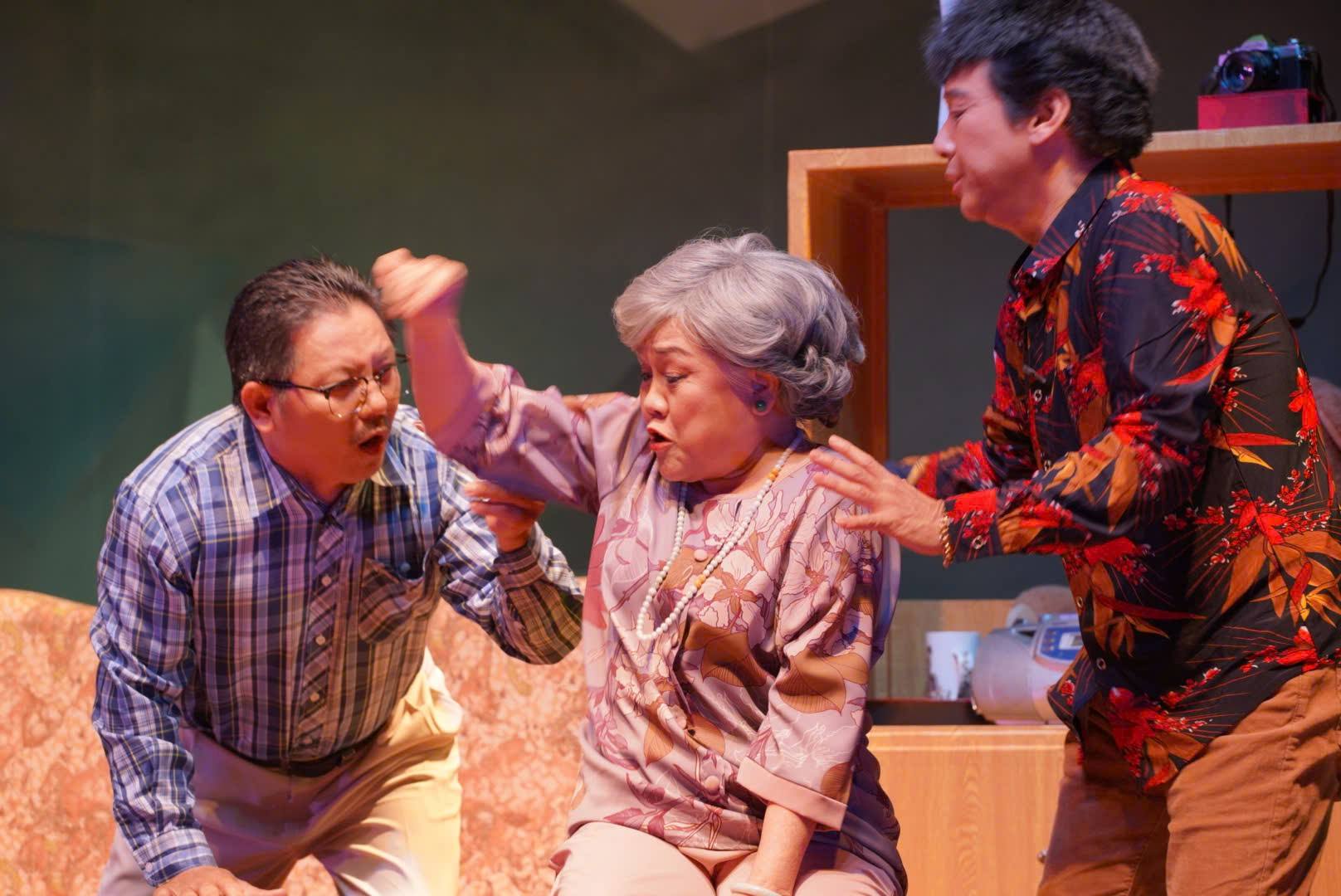 Cô giáo Diệu Hoài - Ái Như giờ đã là mệ nội gốc Huế và là nhân tố quan trọng, người có thể khiến khán giả khóc cười xuyên suốt  vở diễn. Ảnh: HTT 