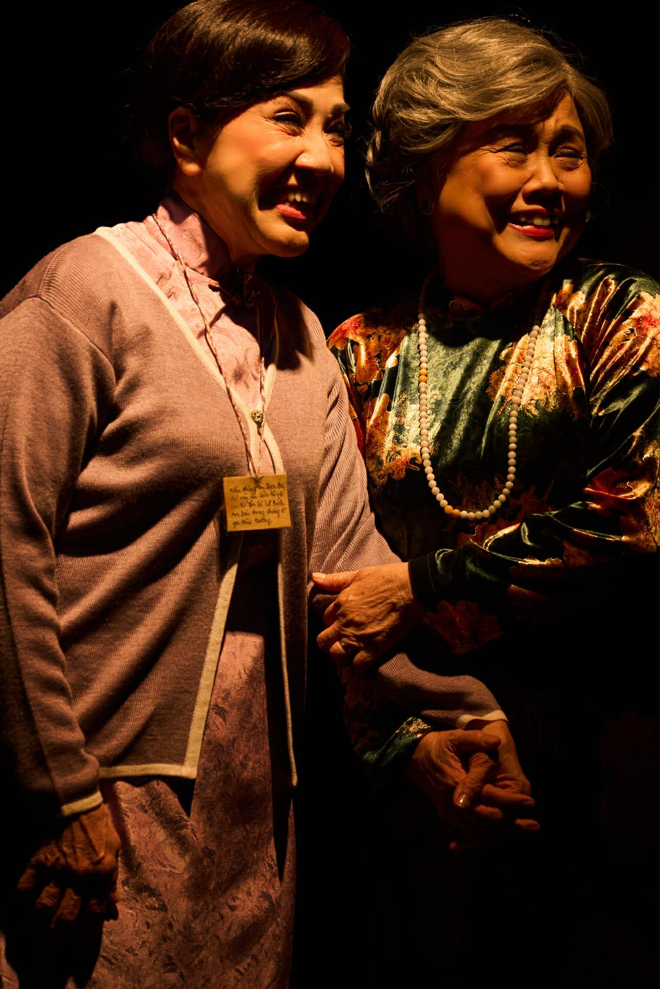 Cuộc hội ngộ thú vị và tuyệt đẹp của 2 nghệ sĩ nổi tiếng ở cải lương và kịch nói. Ảnh: HTT